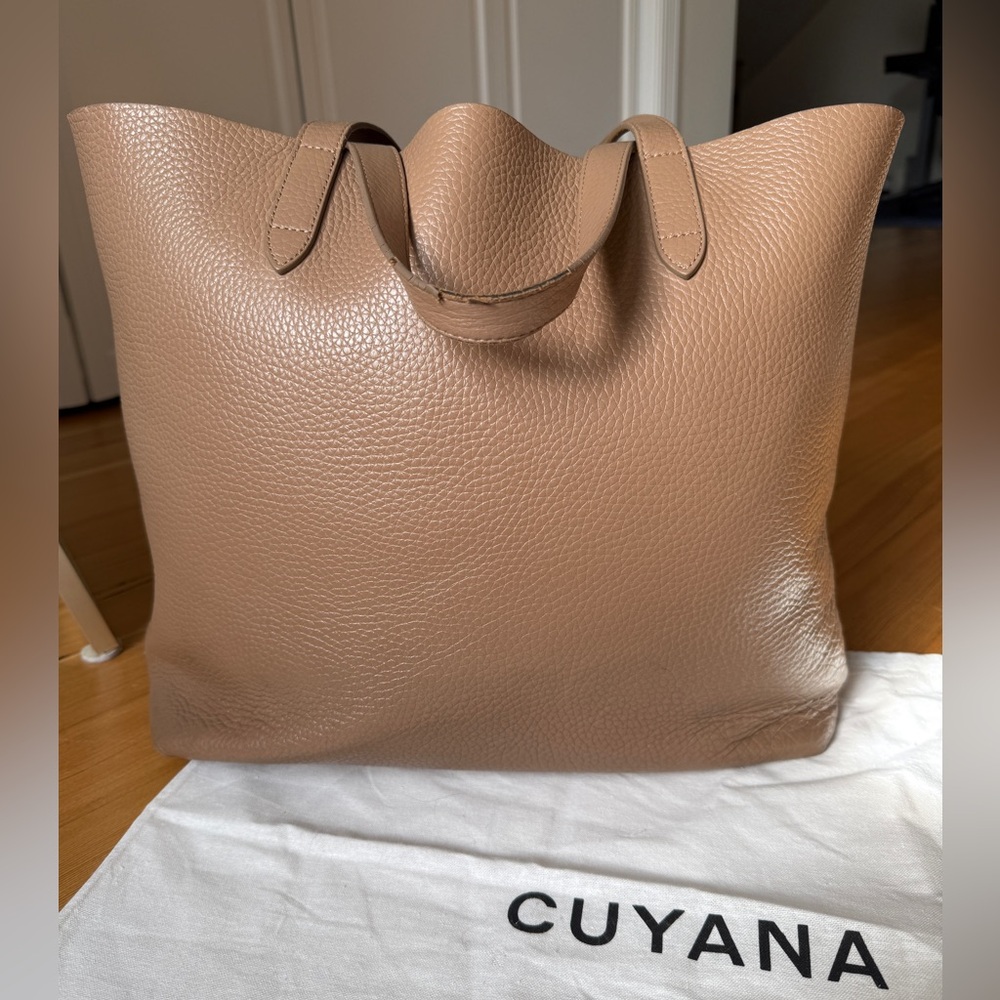Cuyana Classic Leather Tote in Cappuccino with Dust Bag